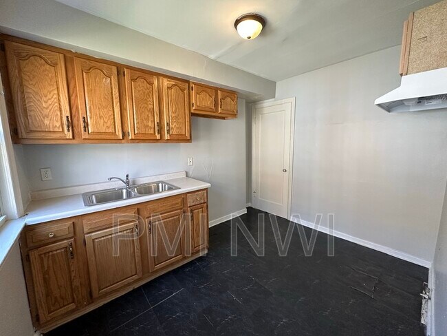 Building Photo - 7220 Columbia Ave