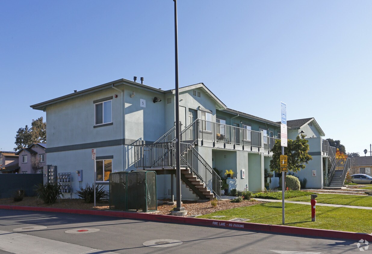 Foto del edificio - Monterey Street Apartments