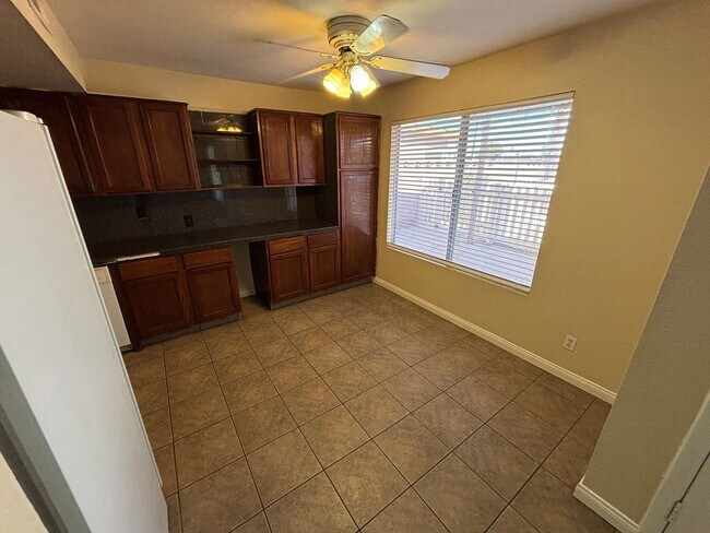 Foto del edificio - Spacious 3BED/3BATH Two story home located...
