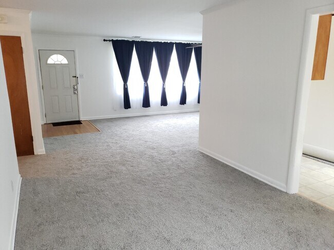 Comedor con vista a la sala de estar - 157 Oakmont Pl