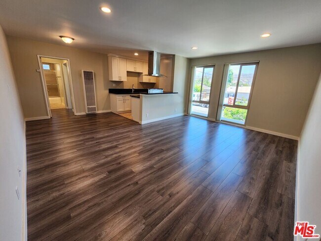 Foto del edificio - 7925 Vineland Ave