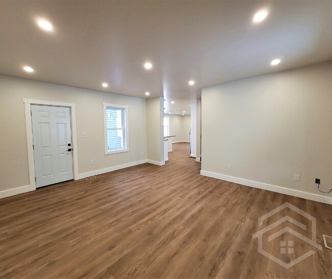 Building Photo - 4-Bedroom Country Home in Salford!!