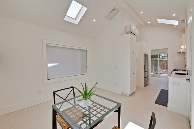 Foto del edificio - Beautiful 1 Bed 1 Bath Cottage in Highly D...