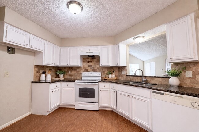 Building Photo - 3511 Palm Grove Dr