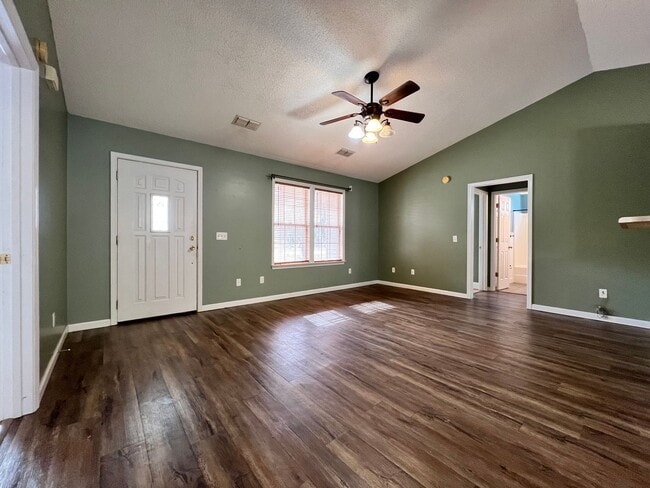 Foto del edificio - AVAILABLE MID-MARCH 2026! (One Pet Maximum)