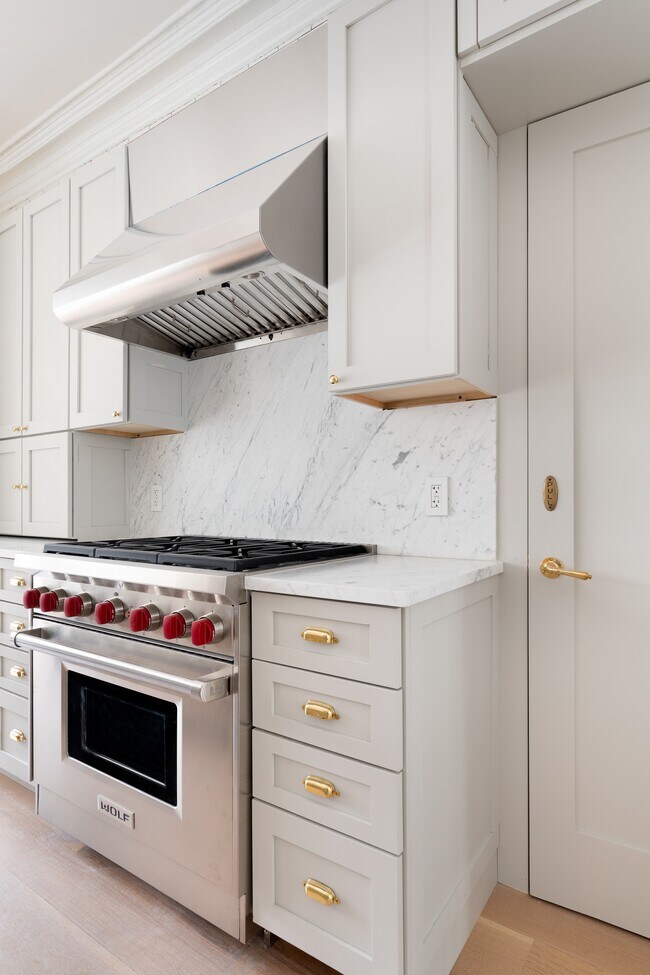 Building Photo - Newly Renovated 1840 s DUMBO Townhouse