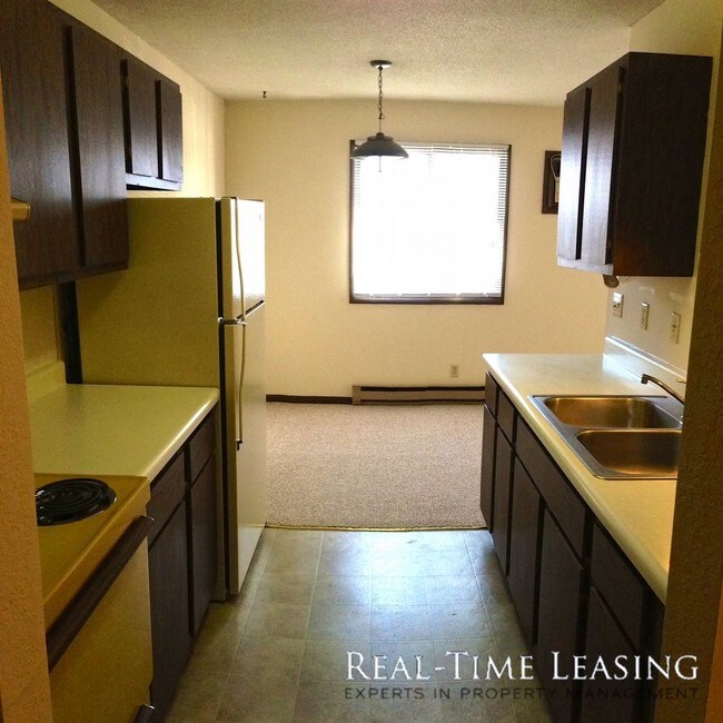 Building Photo - 985 Echo Dr SE