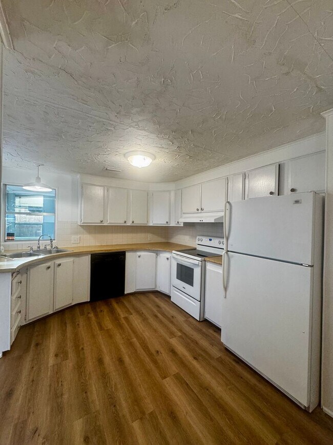 Foto del edificio - Welcome to your Florida retirement dream in desirable Hollywood Estates.