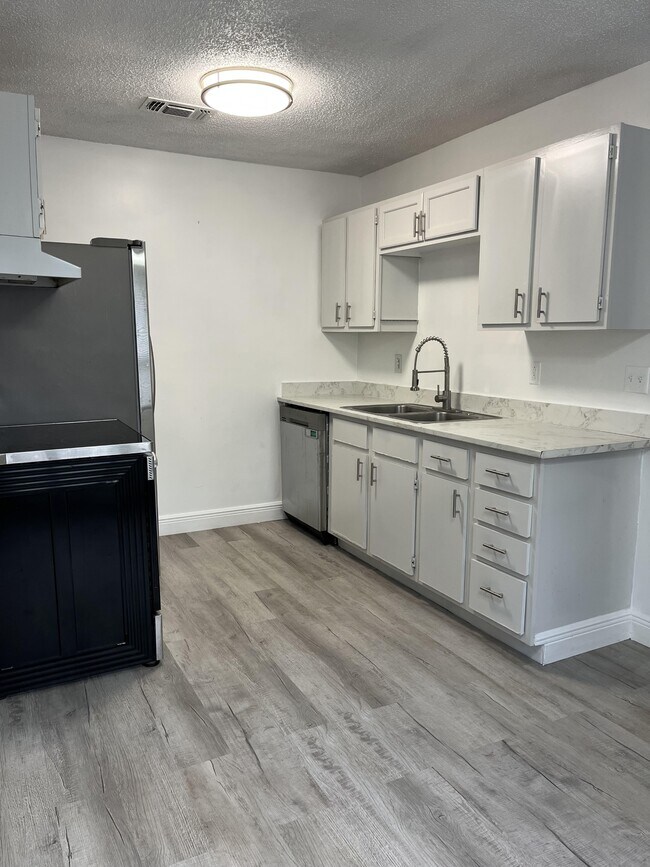 Foto del edificio - 512 Stallings Ave