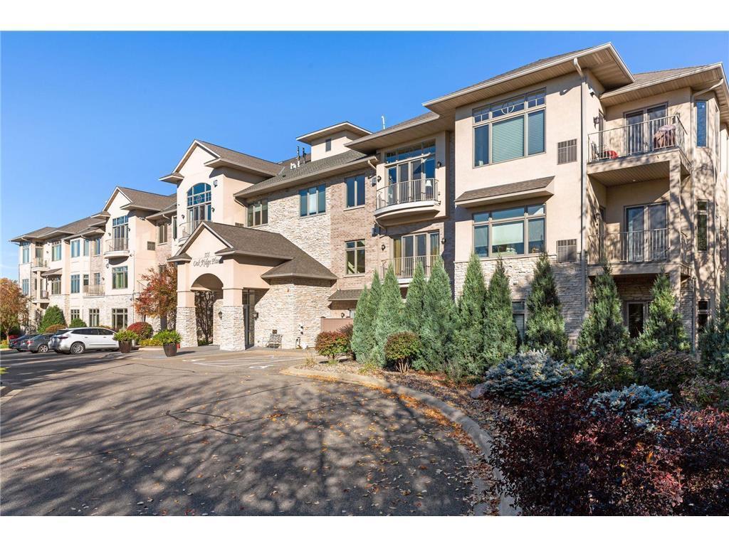 Primary Photo - 555 Oak Ridge Pl