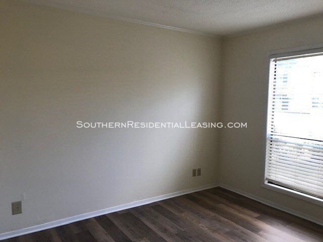 Building Photo - Newly remodeled with new flooring and paint!