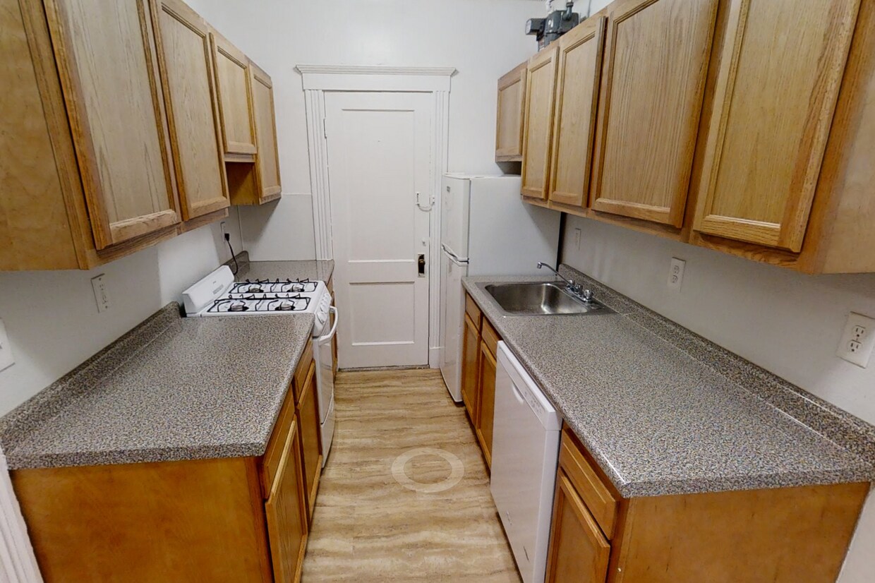 Avl NOW No Fee! Sunny, renovated Studio w/updated kitchen! - Avl NOW No Fee! Sunny, renovated Studio w/updated kitchen!