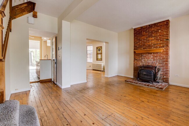 Foto del edificio - AVAILABLE June 2026 - Beautiful 4+ Bedroom, 2 Bath Home w/ Front Porch Swing!