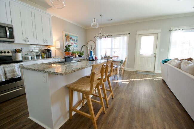 Foto del edificio - 3 Bed 3.5 Bath Luxury Townhome in Convenient Location!