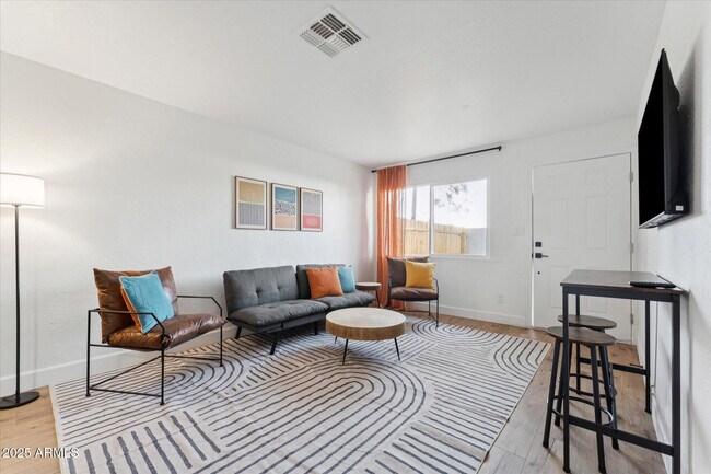 Building Photo - 2739 E Tamarisk Ave