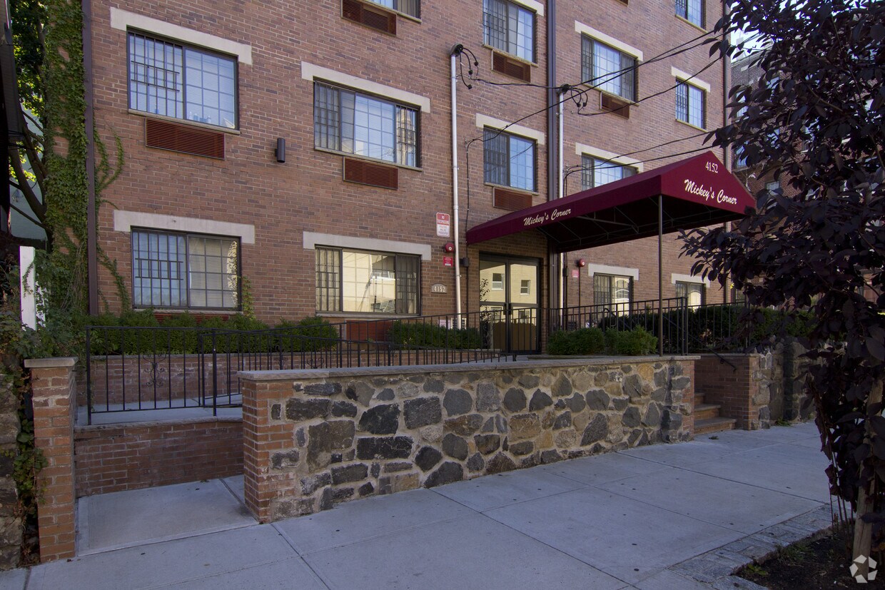 Building Photo - 4152 Carpenter Ave