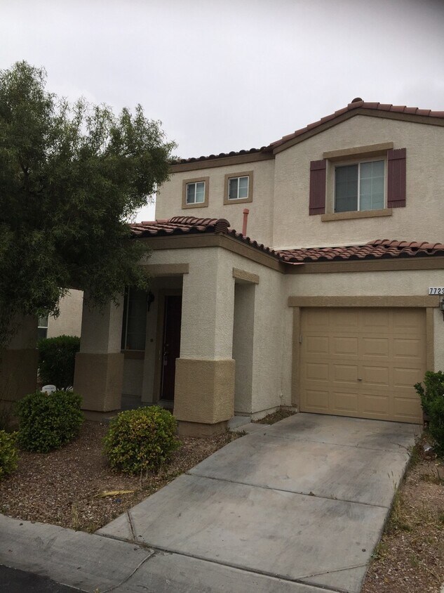 Foto principal - 2 bedroom Home with Brand new carpet