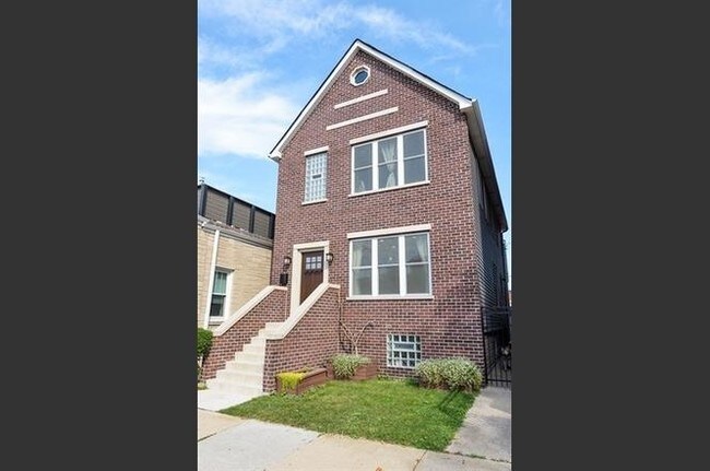 front yard with flower beds - 545 N Artesian Ave