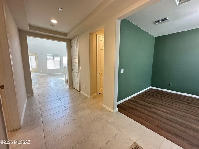 Building Photo - 7806 S Land Grant Dr