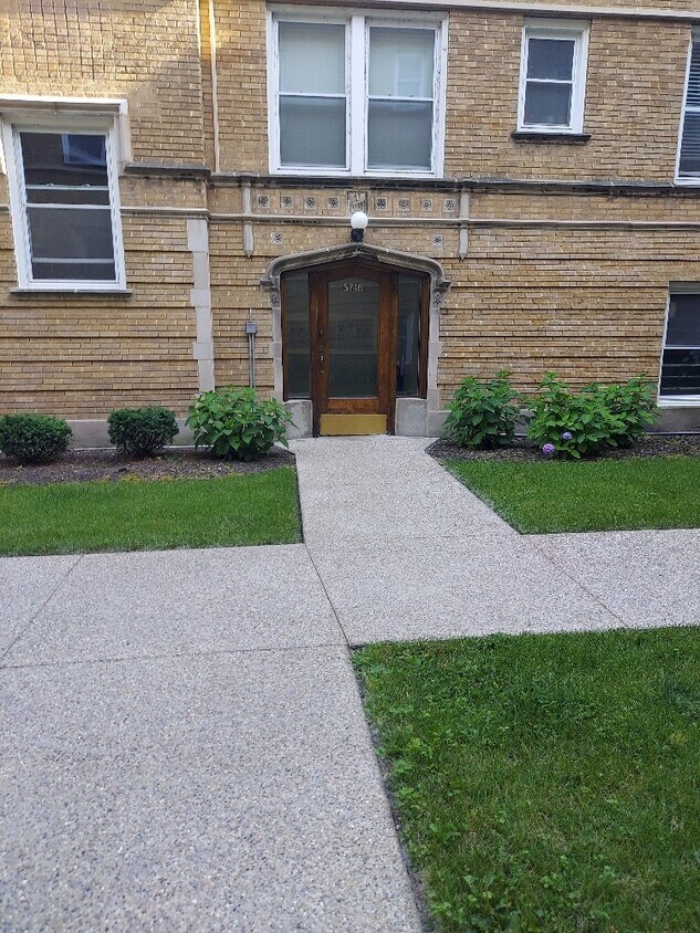 Foto principal - 5746 S Stony Island Ave