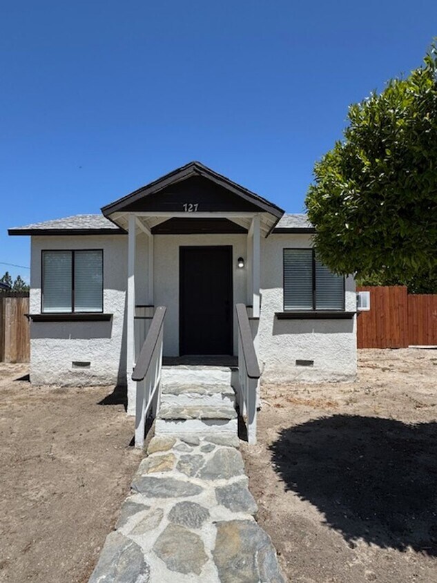 Foto principal - 2 Bedroom Bungalow in Simi Valley