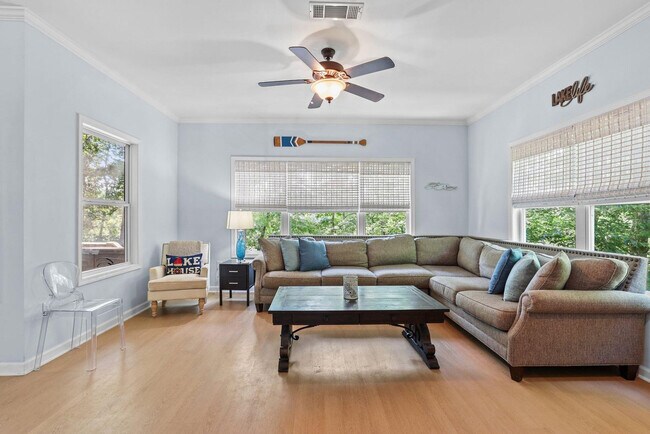 Foto del edificio - 204 Lake Breeze Ln