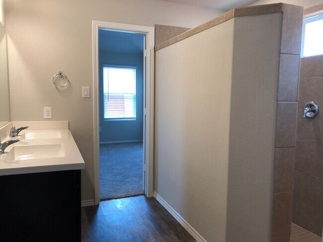 Foto del edificio - 4 Bed 3 Bath located in Summerhill