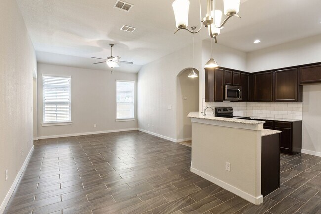 Foto del edificio - AVAILABLE NOW! LUXURY TOWNHOME LOCATED IN PECAN PARK, BASTROP, TEXAS!