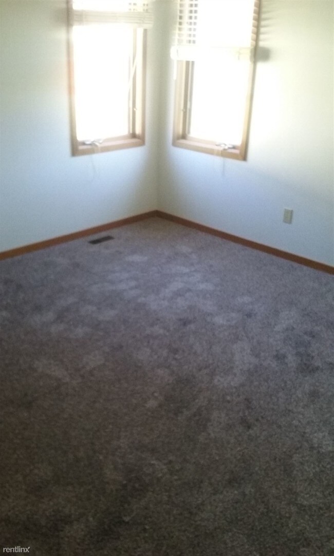 Building Photo - 3 br, 2 bath Townhome - 2262 Pine Tree Rd