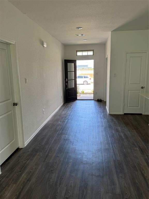 Foto del edificio - 5311 Sleepy Fox Ln