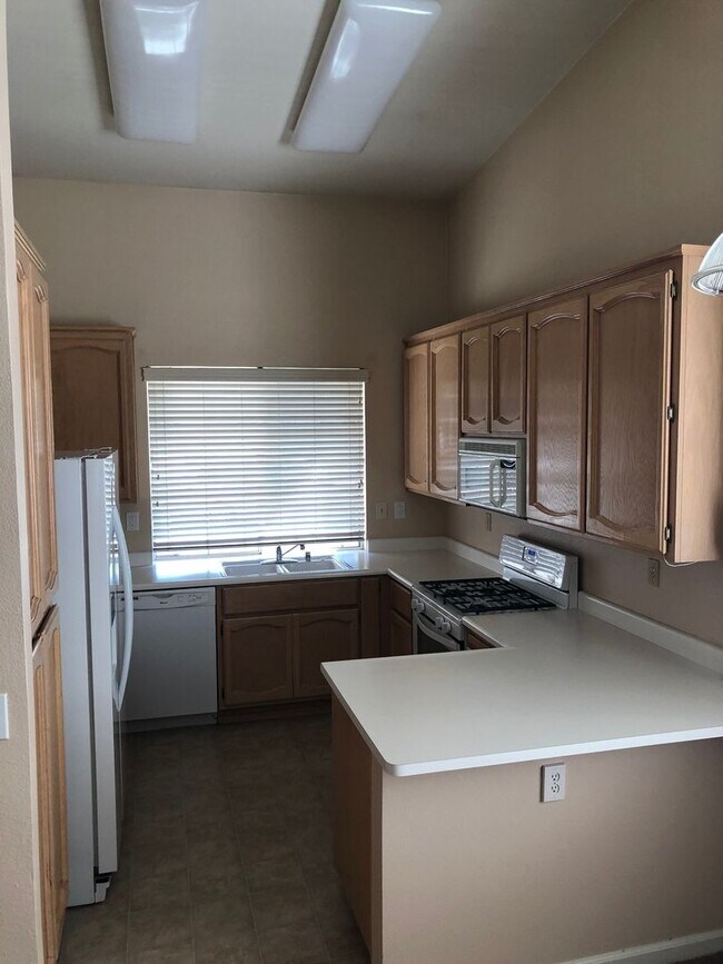Building Photo - Woodcreek Oaks home - three bedroom