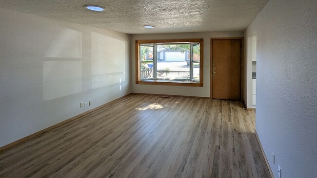 Building Photo - 4703 Regal Dr NE