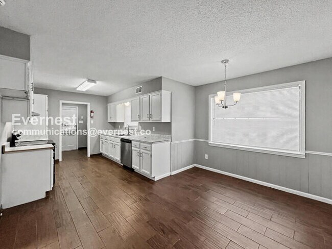 Foto del edificio - 7125 Crestridge Rd