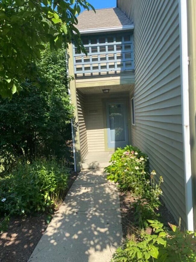 Building Photo - First Floor 2 BR 2 BA Condo in Wyomissing,...