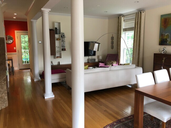 Building Photo - 3 Bedroom 2.5 Bath Townhouse in New Rochelle