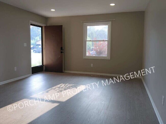 Foto del edificio - 4546 Sarafield St NE