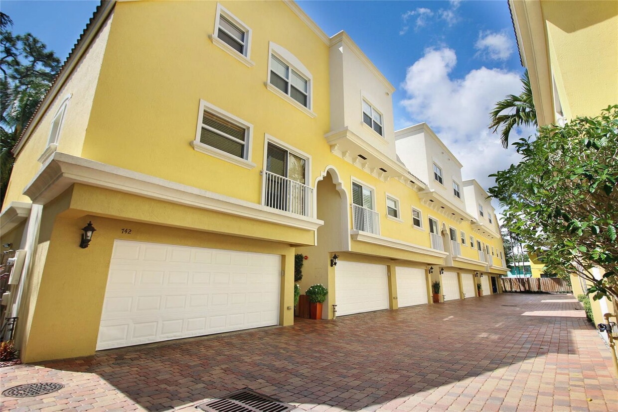 738 SE 12th Ct, Fort Lauderdale, FL 33316 Townhome Rentals in Fort