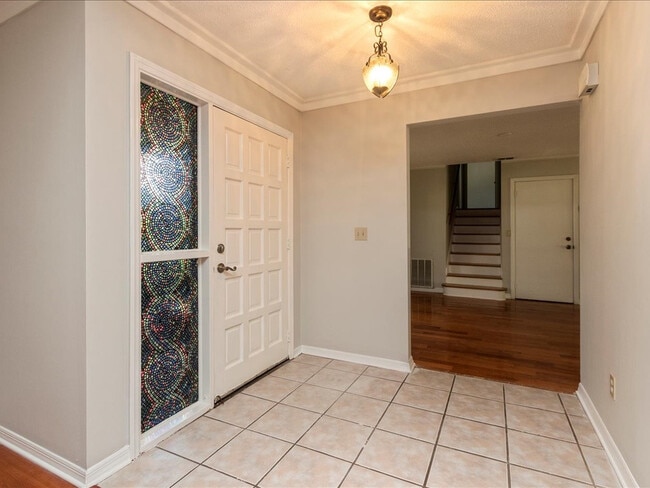 Building Photo - Single Family Pool Home Excellent Location