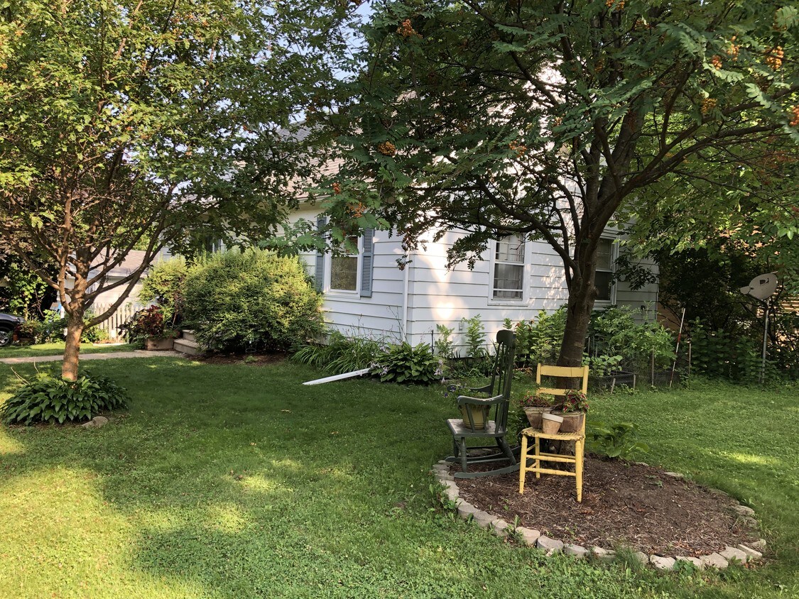 Quaint Yard on Corner Lot - 3302 Harvey St