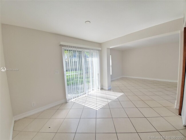 Foto del edificio - 523 SW 1st Ct