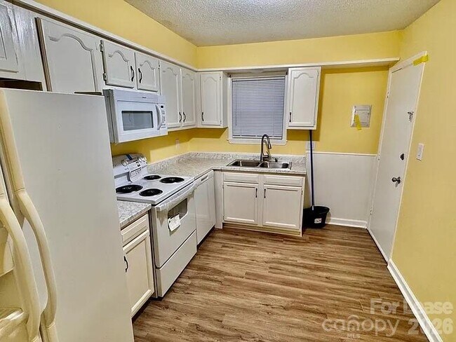 Foto del edificio - 5808 Hunting Ridge Ln