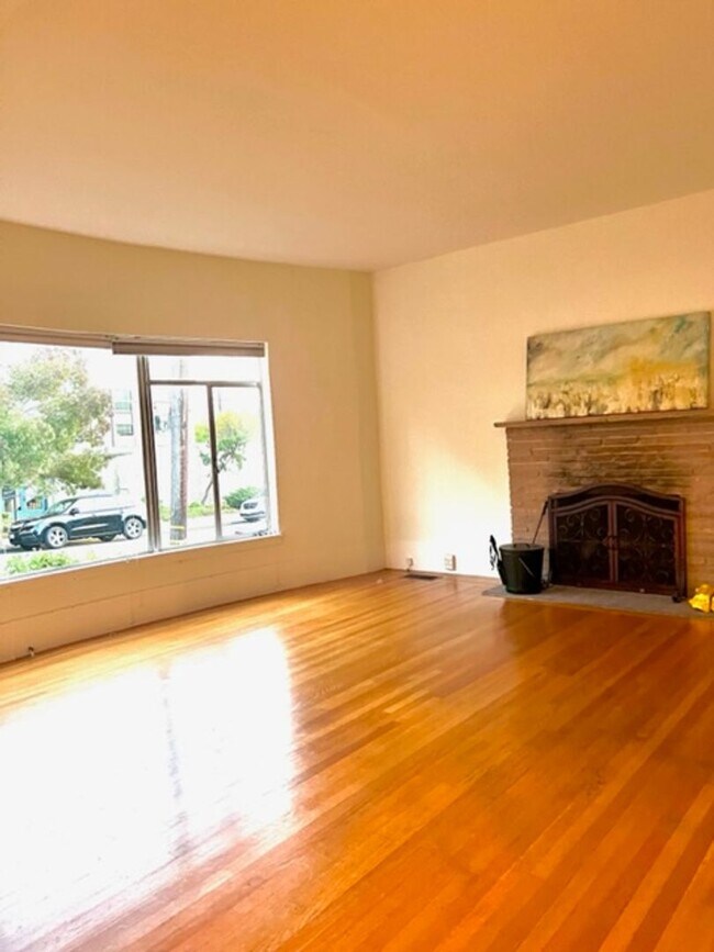 Building Photo - Spacious 1BD / 1BA Cottage Home  - perfect...