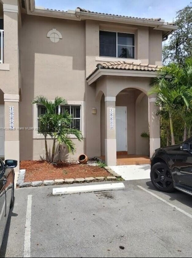 16605 NW 73rd Ave, Miami Lakes, FL 33014 Townhome Rentals in Miami