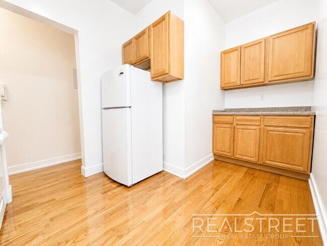 Foto del edificio - King-Size 2 Bed with Laundry in Elevator Building