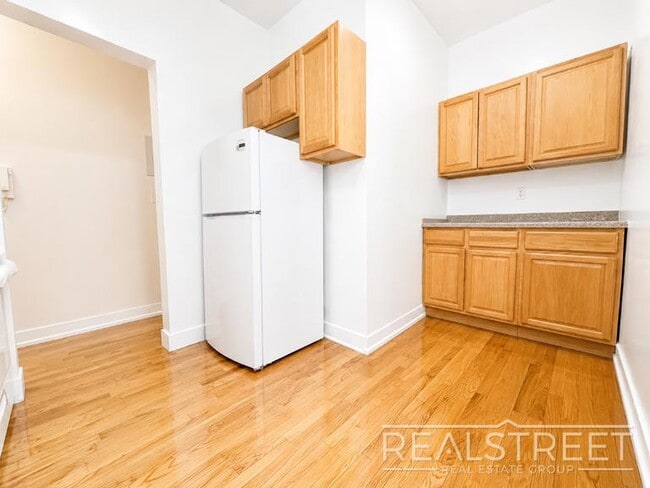 Building Photo - King-Size 2 Bed with Laundry in Elevator Building