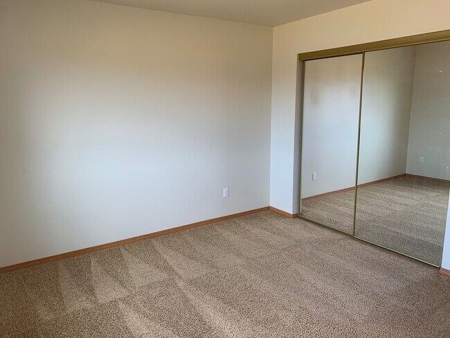 Building Photo - Large Home for Rent in Currier Creek