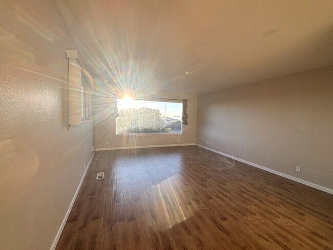 Foto del edificio - Bay Area Views galore with this remodeled ...