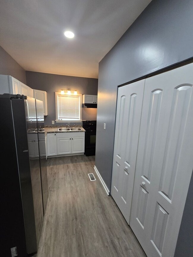 Building Photo - REMODELED 2 bedroom townhouse
