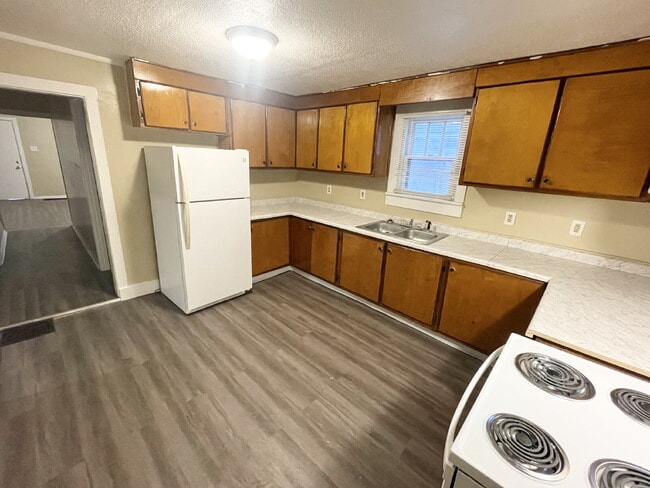 Foto del edificio - 4 Bedroom With 1.5 car garage/workshop combo (has electricity)