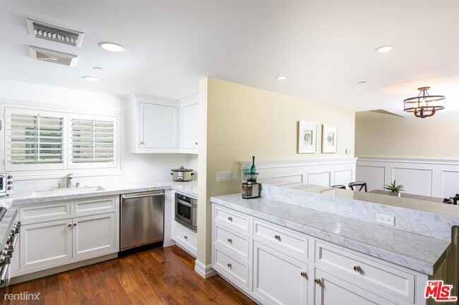 Building Photo - 2 br, 3 bath Condo - 939 20th St Apt 7